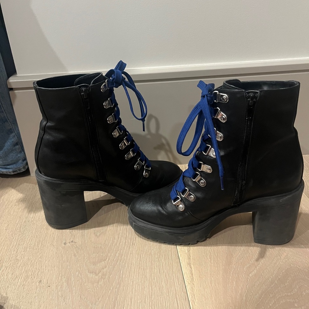 Steve Madden Royce bootie w/ blue laces size 7